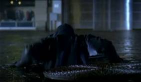 Schwarze Gestalten entsteigen dem Schachtdeckel