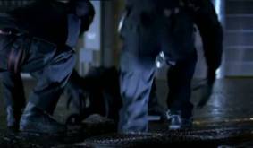 Schwarze Gestalten entsteigen dem Schachtdeckel