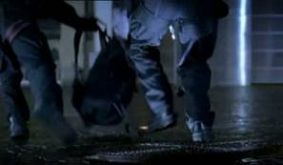 Schwarze Gestalten entsteigen dem Schachtdeckel