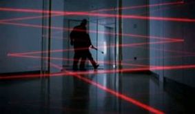 Männer vor Strahlen der Lichtschranken