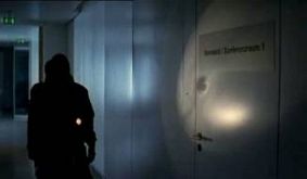 Taschenlampe auf Tür gerichtet