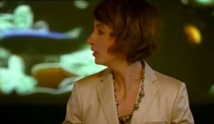 Dieselbe Dame blickt zur Seite