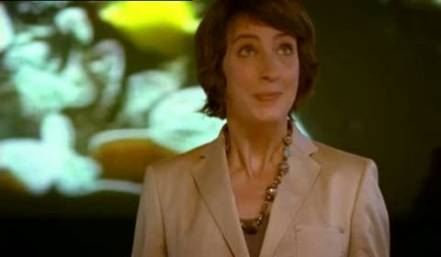 Dieselbe Dame blickt nach oben