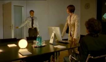 Wachmann betritt Büro der Dame