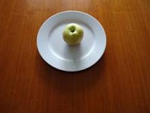 Apfel auf Teller
