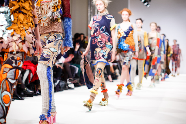 Catwalk auf dem Models bunte Kleider tragen