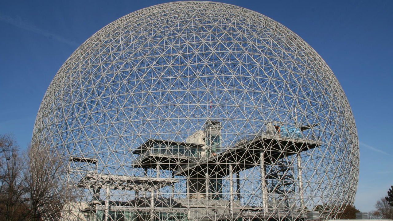 Biosphère (Montréal) à Montreal. Eine große  Kuppel, die aus einem Netz von Metallstreben besteht.