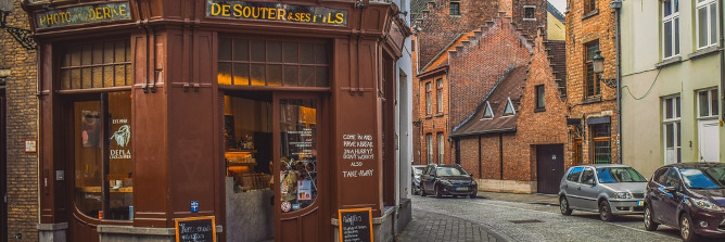 gepflasterte Straße in Brügge mit Gebäuden