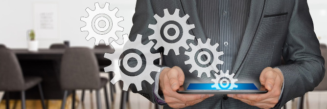 Mann im Anzug mit Tablet in der Hand