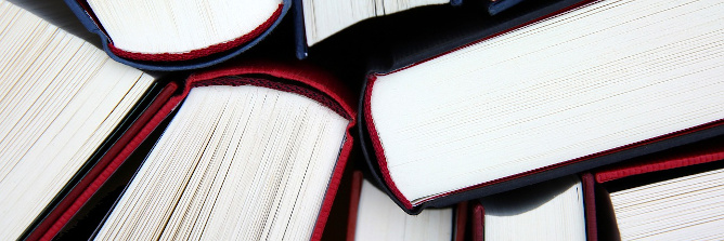 übereinanderliegende Bücher