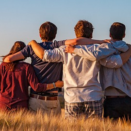 sich umarmende Jugendliche, die in einem Kornfeld stehen