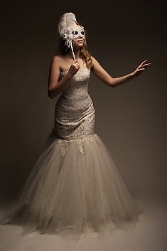 Frau in Ballkleid mit Maske