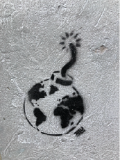 Erde als Bombe, schwarzes Wandgraffiti