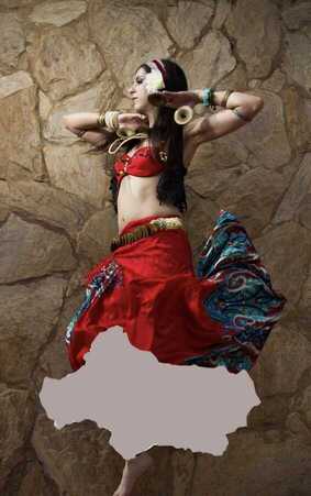 Die Abbildung zeigt eine tanzende Frau. Sie hat lange, schwarze Haare und trägt ein traditionelles Kleid. Im unteren Teil des Bildes ist der Umriss von Andalusien abgebildet.