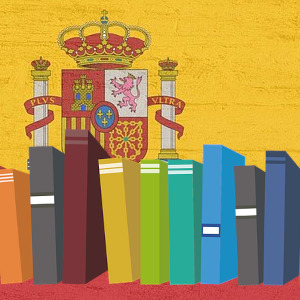 Bücher aufgereiht vor einer Spanischflagge