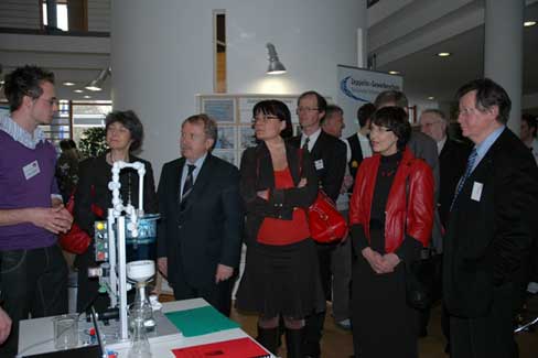 Berufsausbildung auf Deutsch und Französisch: Schülerinnen und Schüler der Kerschensteinerschule Stuttgart-Feuerbach und des Lycée professionell Aristide Briand in Schiltigheit erklären Rektorin Claire Lovisi von der Académie Straßburg, Kultusminister Helmut Rau, Rektorin Florence Legros aus Dijon, ihrer Schulleiterin Rosemarie Mattes sowie Paul Higi von der Region Elsass (von links) ihre gemeinsam gebaute Filtrationsanlage. 