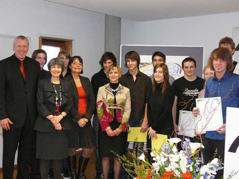 Großes Lob: Ministerialdirigent Klaus Lorenz, Claire Lovisi von der Académie Straßburg, Florence Legros aus Dijon und Fabienne Paulin-Moulard aus Lyon zeichneten die Schülerinnen und Schüler für ihre kreativen Logo-Entwürfe für die ABB mit Urkunden aus.