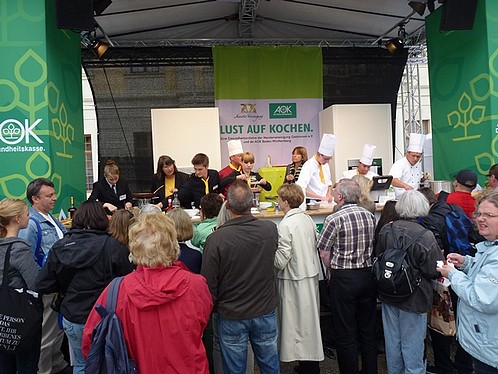 Bild: Kunden vor der Bühne