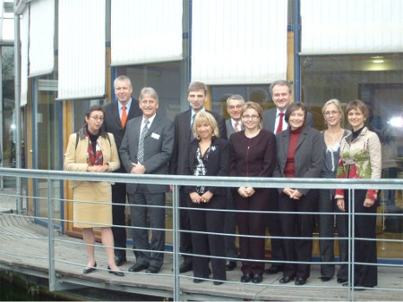 Die Mitglieder des Kuratoriums der ABB (von links): Dagmar Ludzay (Kuratorium der Deutschen Wirtschaft), Ministerialdirigent Klaus Lorenz und Hartmut Mattes (beide Kultusministerium), Hartmut Möller (Industrie und Handelskammer Südlicher Oberrhein), Ginette Kirchmeyer (Académie Strasbourg), Gilbert Michard (Académie Dijon), Isabelle Wolf (Académie Strasbourg), Jean-Claude Lasthaus (MEDEF Strasbourg), Brigitte Hertlein-Puchta (Landesakademie Esslingen), Joelle Séchau (Académie Lyon) und Fabienne Paulin (Académie Lyon).